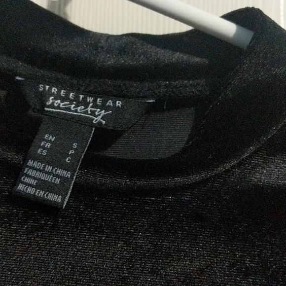 SALE [4/15$] BLACK VELVET LONG SLEEVE CROP TOP - Picture 2 of 4